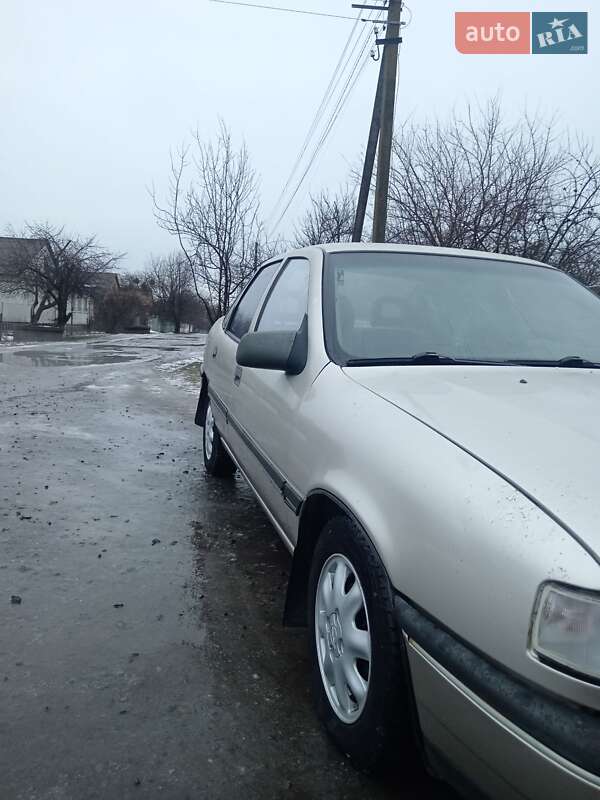 Седан Opel Vectra 1990 в Лубнах