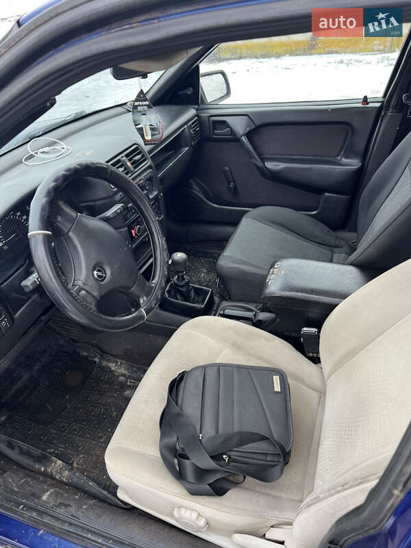 Седан Opel Vectra 1992 в Лозовой