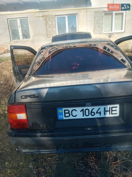 Седан Opel Vectra 1989 в Самборе