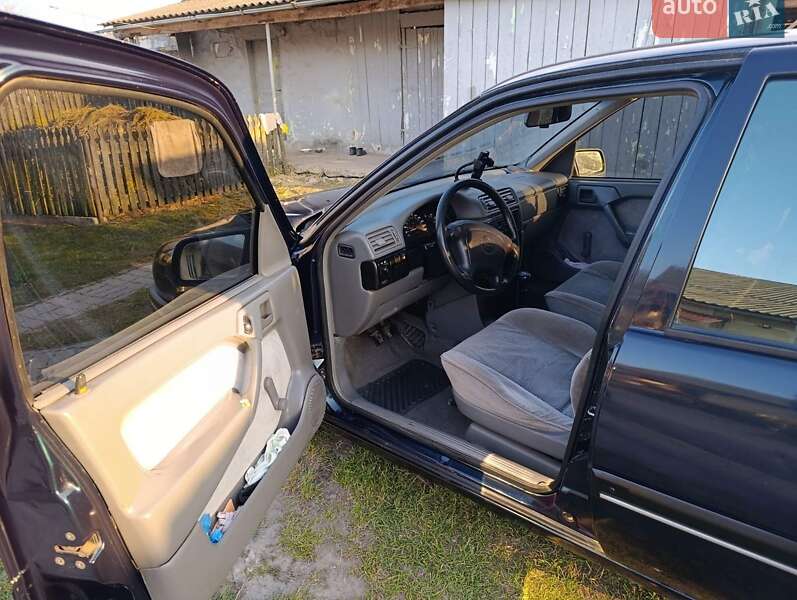 Седан Opel Vectra 1995 в Золочеві