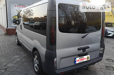 Грузопассажирский фургон Opel Vivaro 2003 в Николаеве