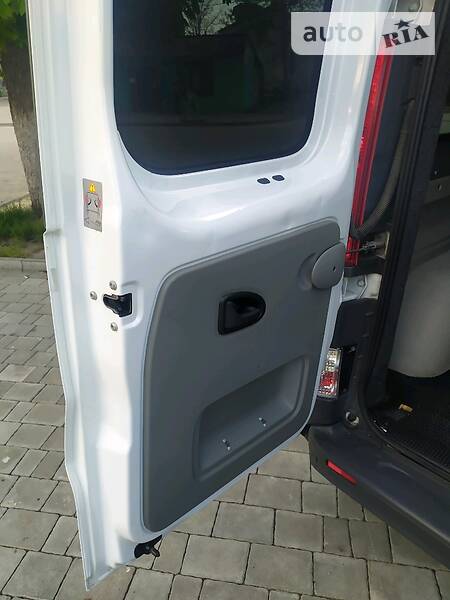 Грузопассажирский фургон Opel Vivaro 2011 в Львове