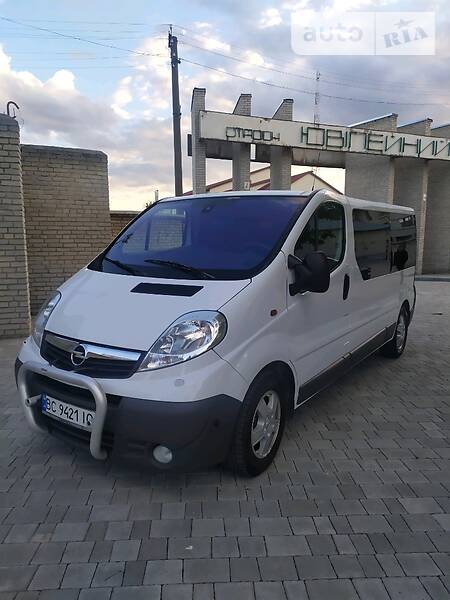 Вантажопасажирський фургон Opel Vivaro 2011 в 
