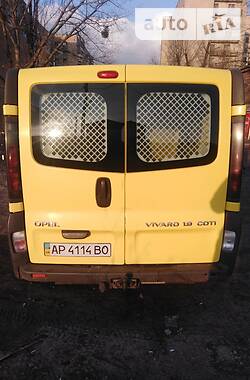 Грузопассажирский фургон Opel Vivaro 2004 в Киеве
