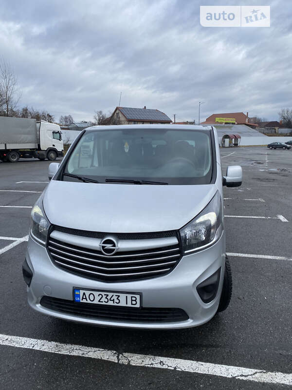 Мінівен Opel Vivaro 2015 в Ужгороді