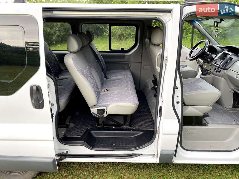 Минивэн Opel Vivaro 2011 в Цумани
