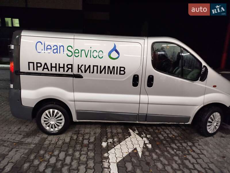 Вантажний фургон Opel Vivaro 2003 в Львові