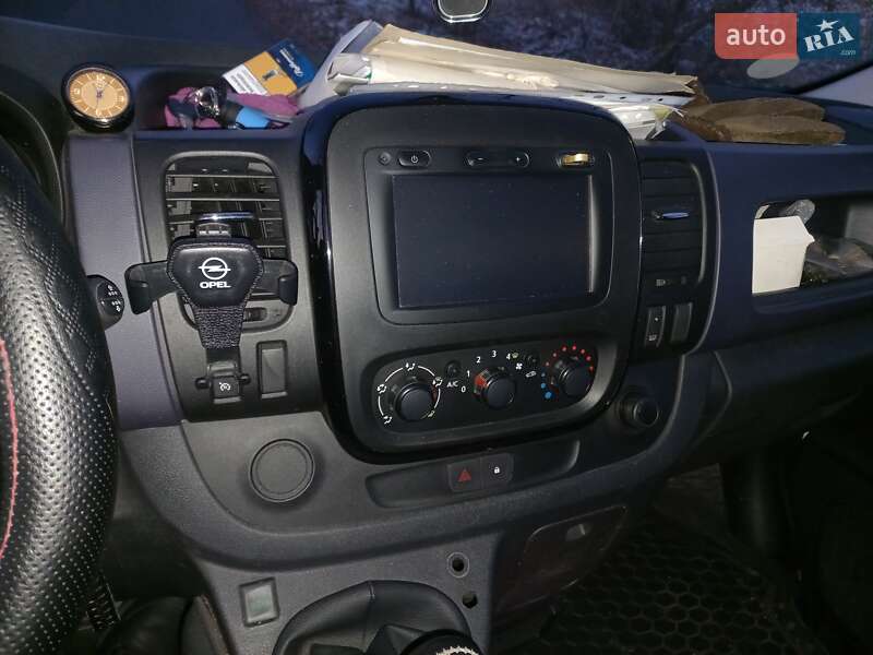 Мінівен Opel Vivaro 2016 в Благовіщенську