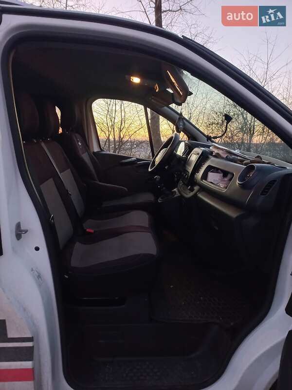 Мінівен Opel Vivaro 2016 в Благовіщенську