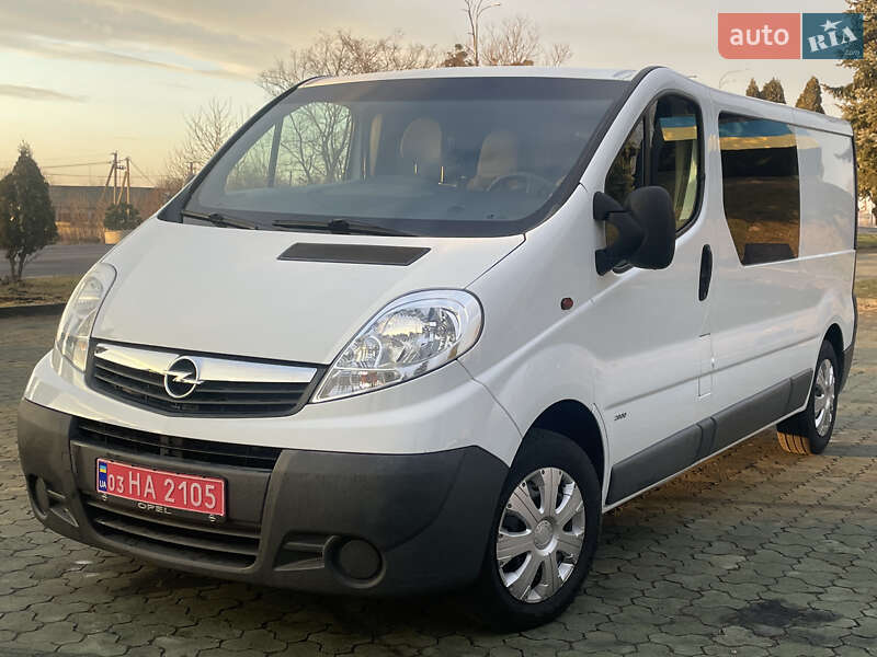 Грузопассажирский фургон Opel Vivaro 2012 в Дубно