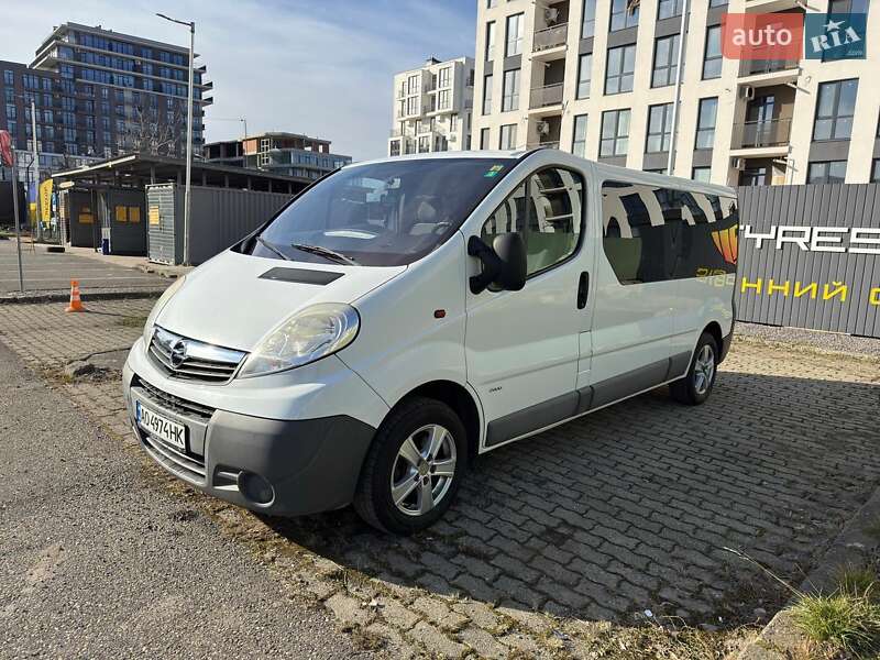 Мінівен Opel Vivaro 2013 в Ужгороді