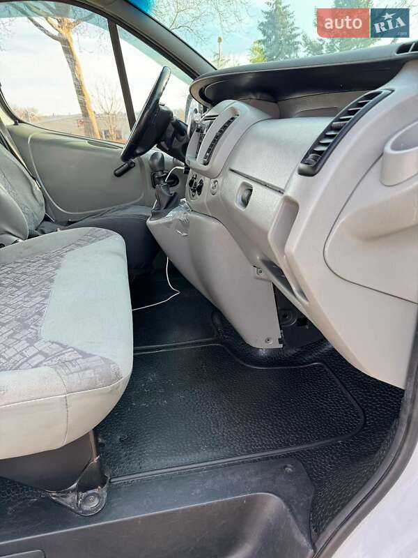 Грузовой фургон Opel Vivaro 2002 в Черновцах