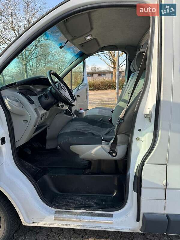 Грузовой фургон Opel Vivaro 2002 в Черновцах