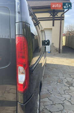 Мінівен Opel Vivaro 2013 в 