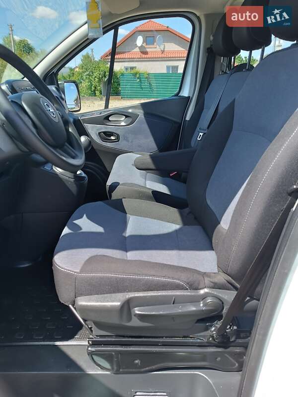 Вантажопасажирський фургон Opel Vivaro 2016 в Дубні