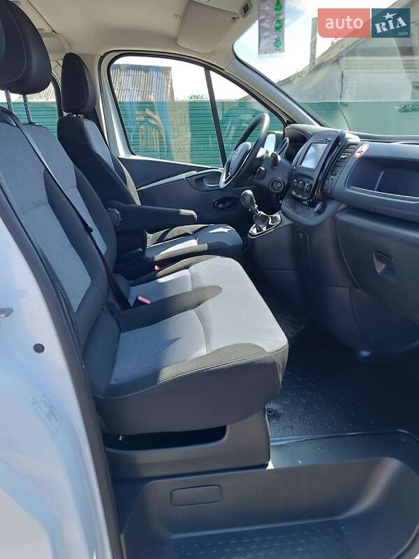 Вантажопасажирський фургон Opel Vivaro 2016 в Дубні
