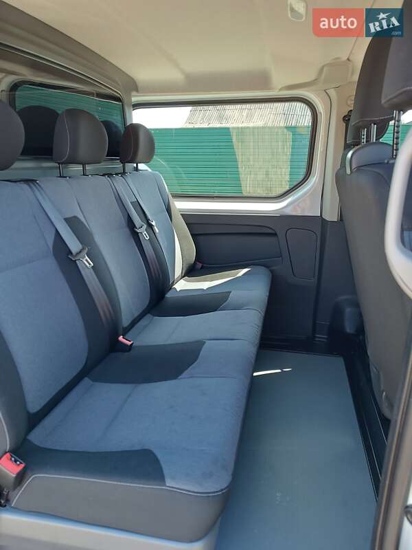 Вантажопасажирський фургон Opel Vivaro 2016 в Дубні