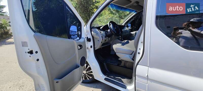 Грузопассажирский фургон Opel Vivaro 2012 в Николаеве