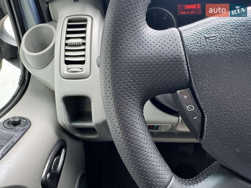 Минивэн Opel Vivaro 2013 в Сарнах