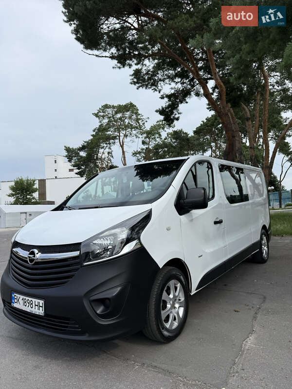 Вантажопасажирський фургон Opel Vivaro 2016 в Вараші