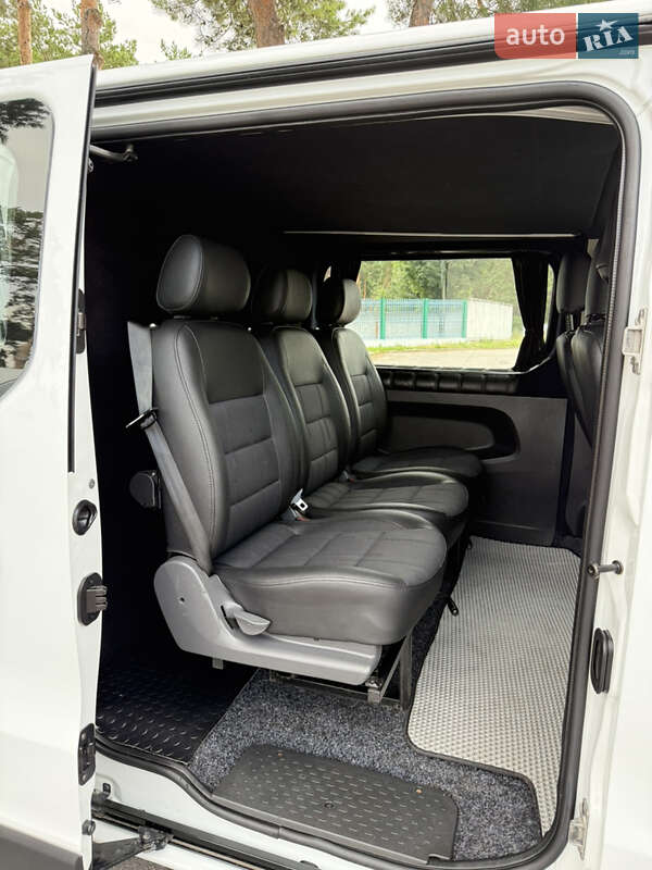 Вантажопасажирський фургон Opel Vivaro 2016 в Вараші