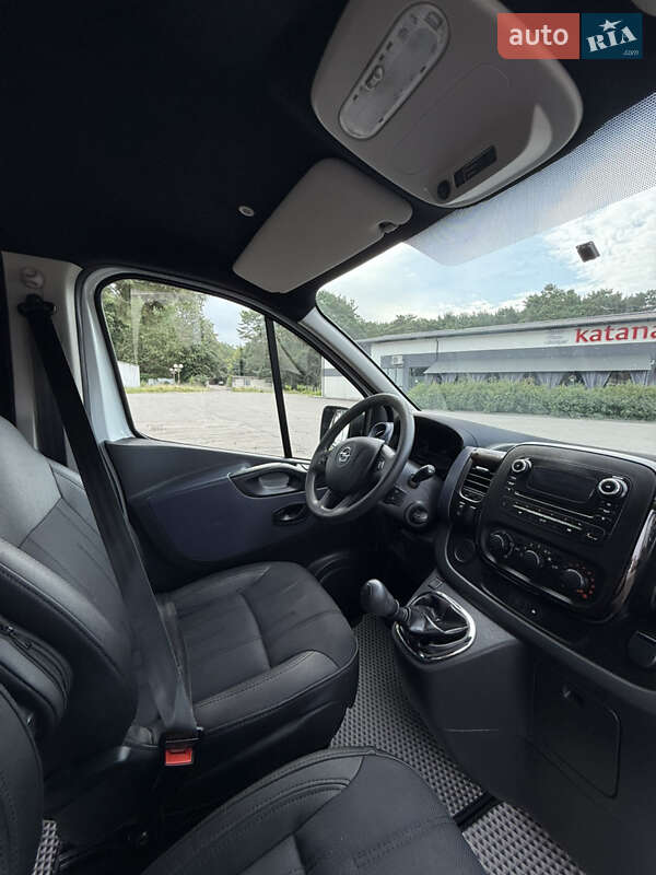 Вантажопасажирський фургон Opel Vivaro 2016 в Вараші