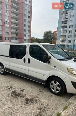 Вантажопасажирський фургон Opel Vivaro 2011 в Сумах