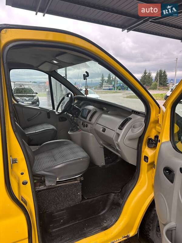 Мінівен Opel Vivaro 2004 в Буштино