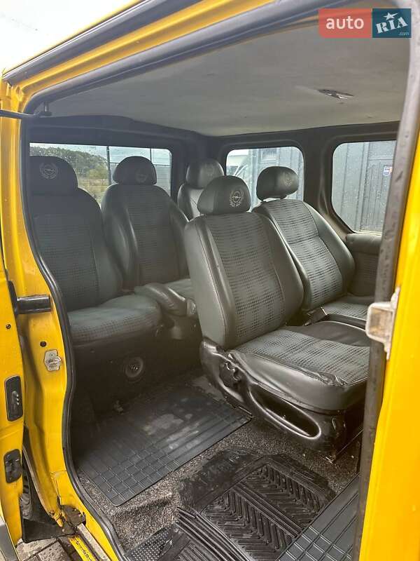 Мінівен Opel Vivaro 2004 в Буштино