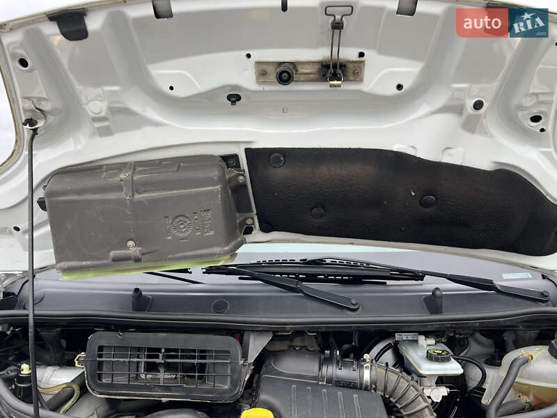 Вантажопасажирський фургон Opel Vivaro 2013 в Києві