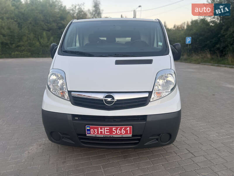 Вантажний фургон Opel Vivaro 2013 в Рівному