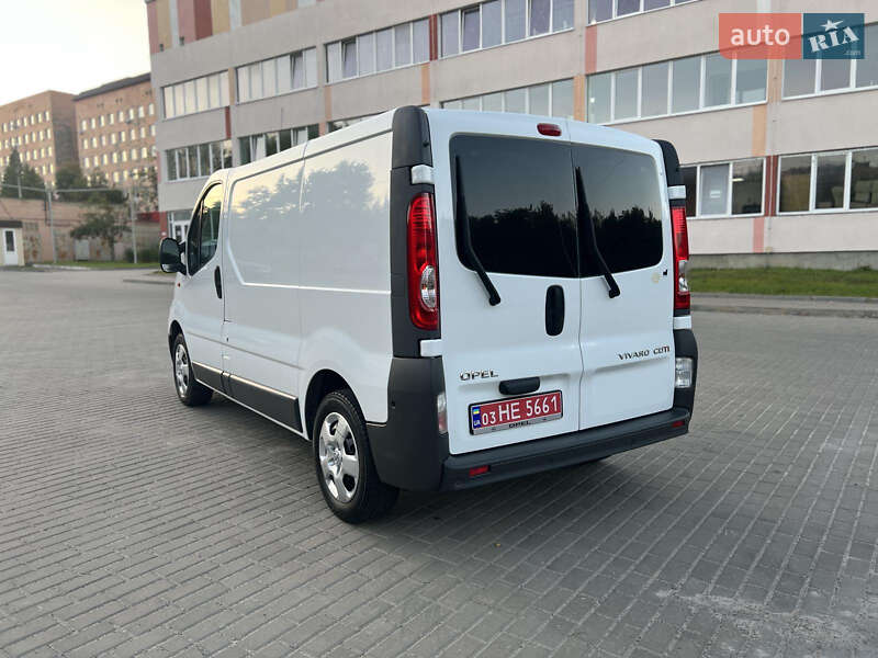 Вантажний фургон Opel Vivaro 2013 в Рівному