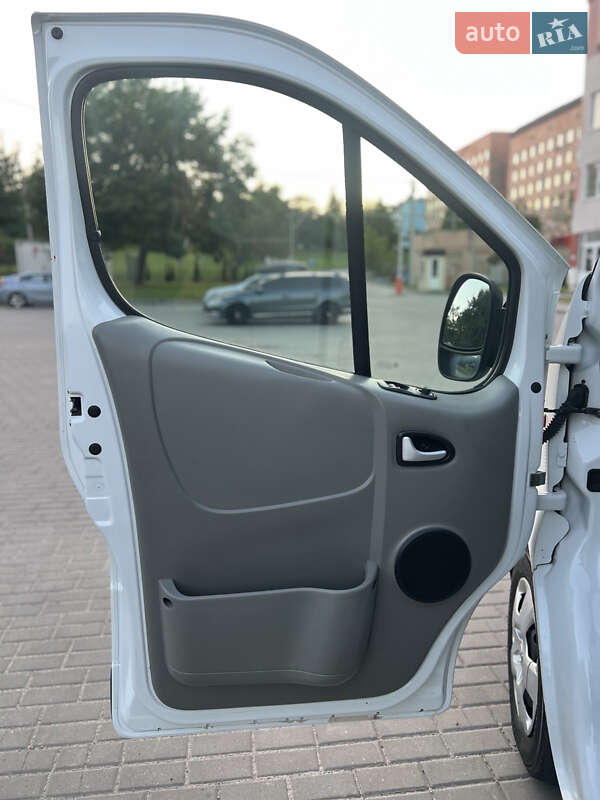 Вантажний фургон Opel Vivaro 2013 в Рівному