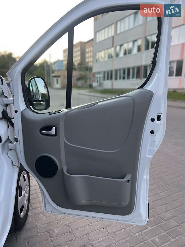 Вантажний фургон Opel Vivaro 2013 в Рівному