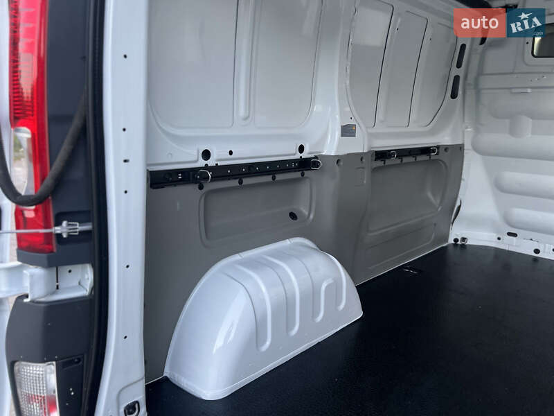 Вантажний фургон Opel Vivaro 2013 в Рівному