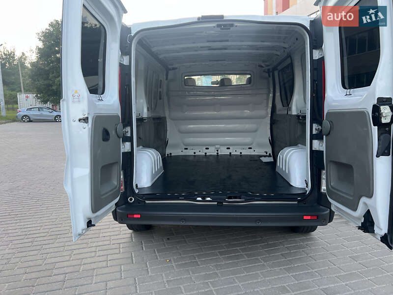 Вантажний фургон Opel Vivaro 2013 в Рівному