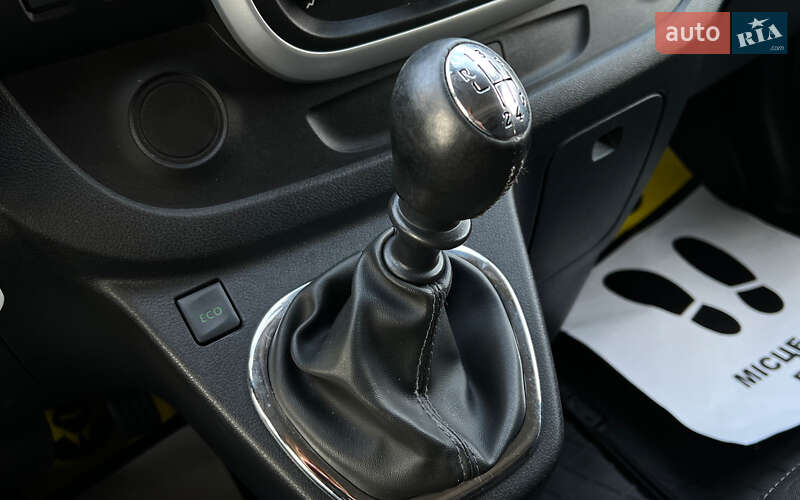 Мінівен Opel Vivaro 2015 в Львові