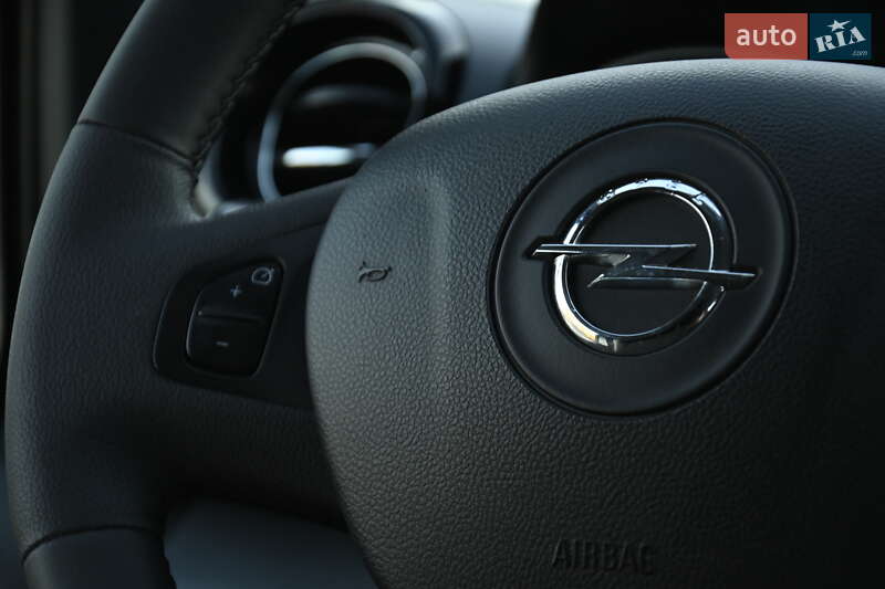 Грузовой фургон Opel Vivaro 2015 в Бердичеве