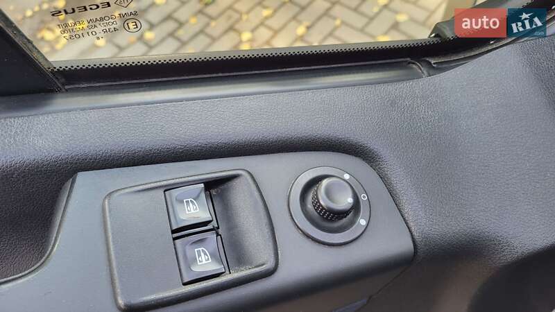 Минивэн Opel Vivaro 2016 в Киеве фото 32 Минивэн Opel Vivaro 2016 в Киеве