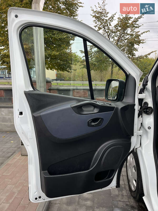Вантажний фургон Opel Vivaro 2017 в Рівному