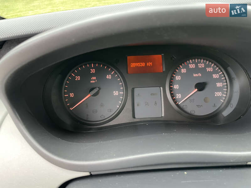 Мінівен Opel Vivaro 2012 в Дубні