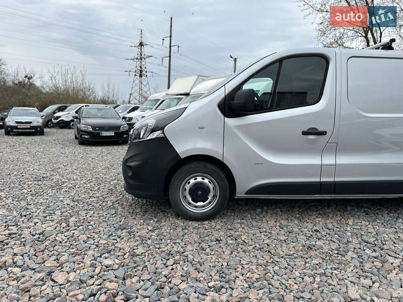 Вантажний фургон Opel Vivaro 2017 в Рівному