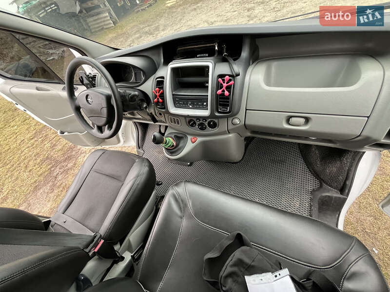 Грузовой фургон Opel Vivaro 2011 в Сарнах