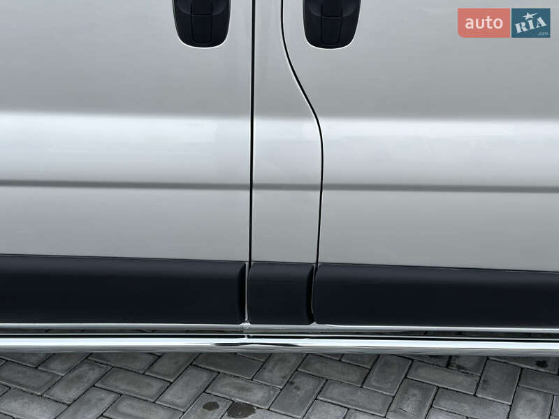 Мінівен Opel Vivaro 2013 в Чернівцях