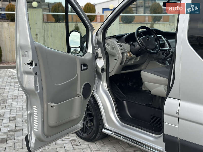 Мінівен Opel Vivaro 2013 в Чернівцях