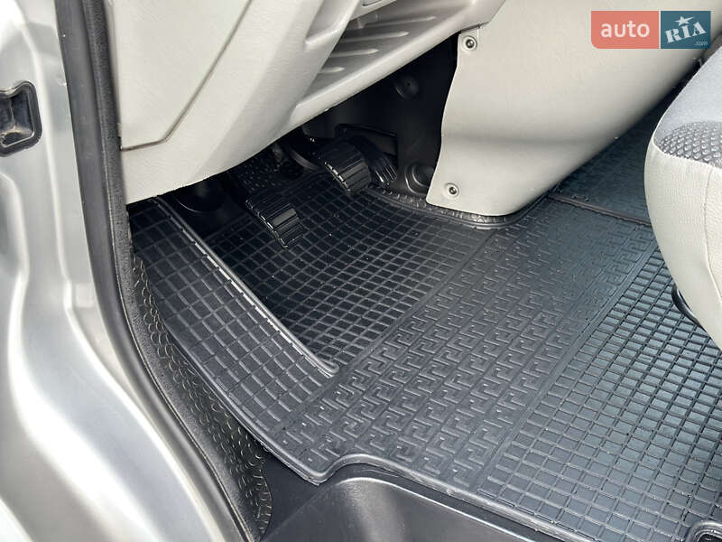 Мінівен Opel Vivaro 2013 в Чернівцях