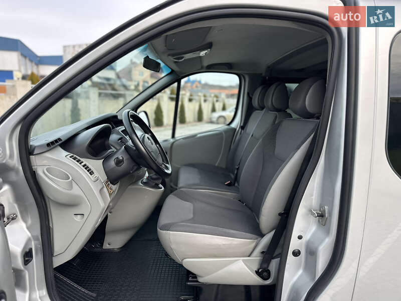 Мінівен Opel Vivaro 2013 в Чернівцях