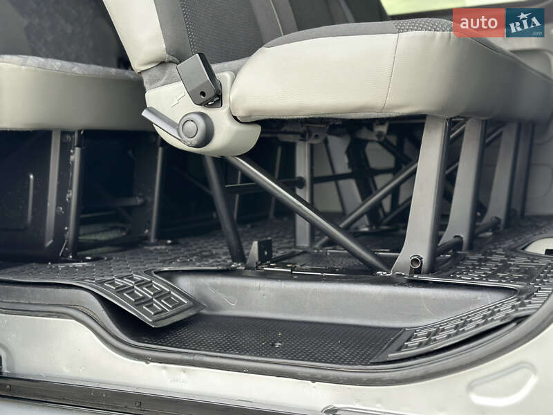 Мінівен Opel Vivaro 2013 в Чернівцях