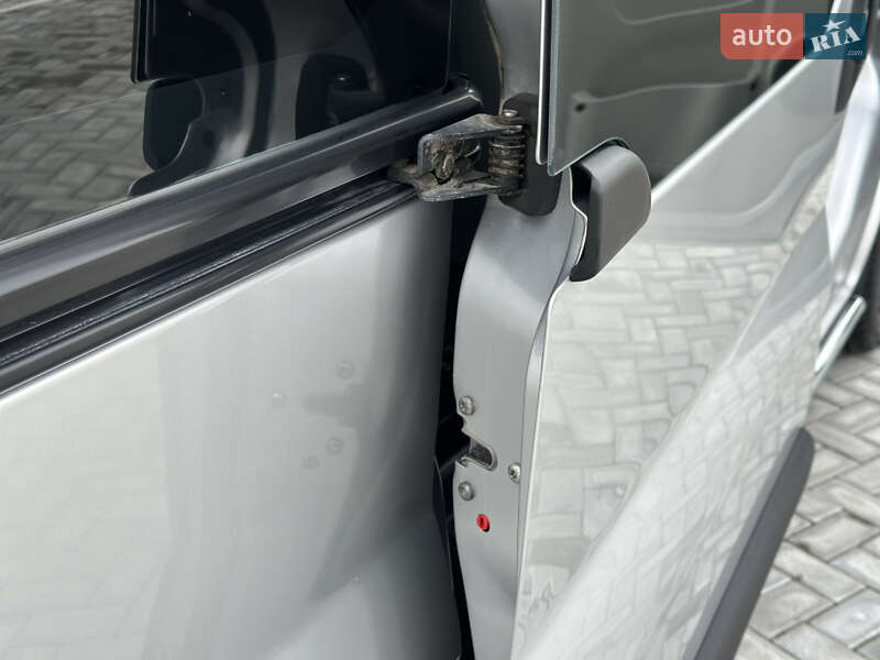 Мінівен Opel Vivaro 2013 в Чернівцях