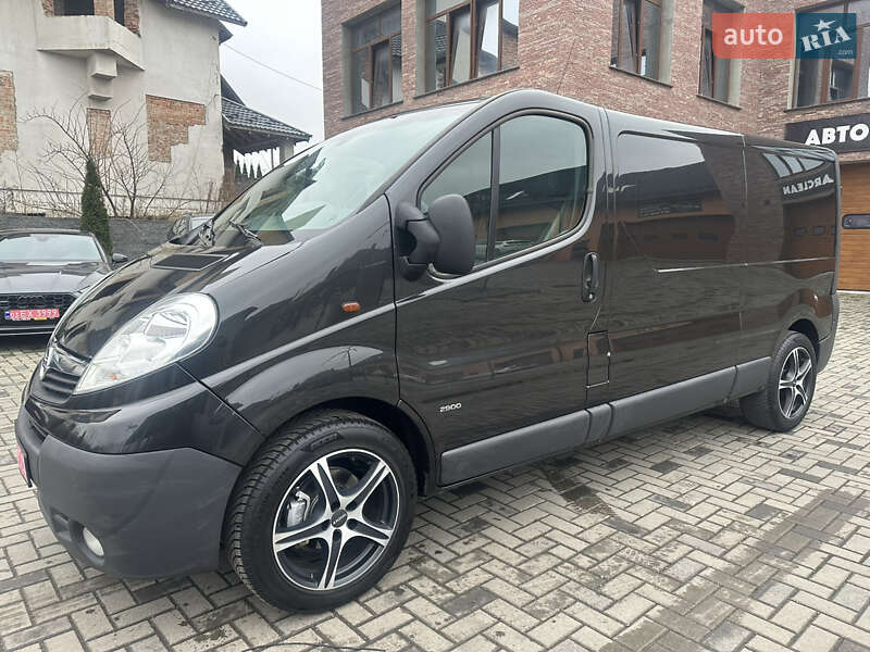 Грузовой фургон Opel Vivaro 2012 в Ровно